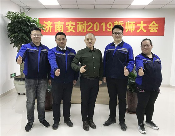 公司領(lǐng)導(dǎo)和各團(tuán)隊合影