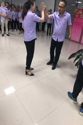 公司修總與銷售部崔經理擊掌確定PK對手