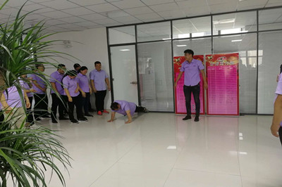 業務部5月份業績未達到者接受懲罰！